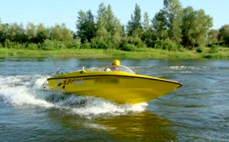 Моторная лодка «САВА Викинг 420» на воде