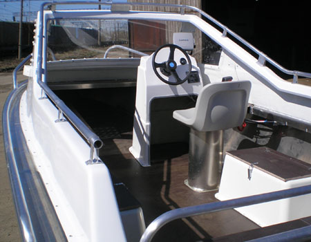Пластиковая надстройка с фальшбортом на лодке «Абрис 470»