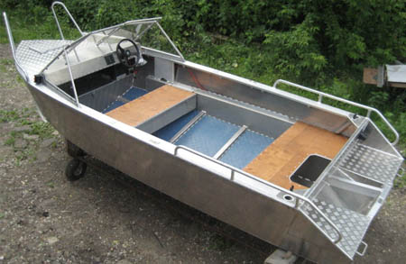 Лодка «Аллюр 40-FК» с автомобильной компоновкой