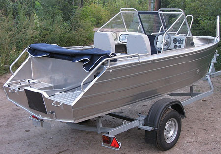 Корма алюминиевой лодки «Аллюр 45»