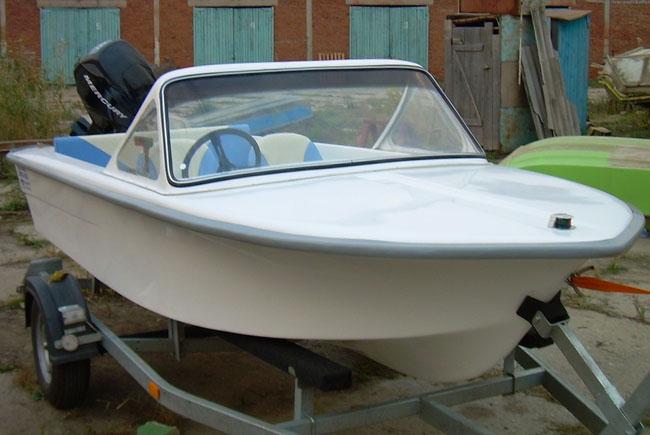 Носовая палуба и ветровое стекло на лодке «Арктур 430»