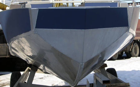 Нос и днище лодки «Vortex 570»