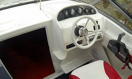 Передняя панель лодки «Absolut 190»