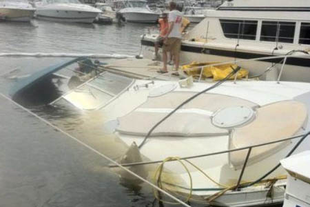 Затонувшая лодка без помпы в яхт-клубе 