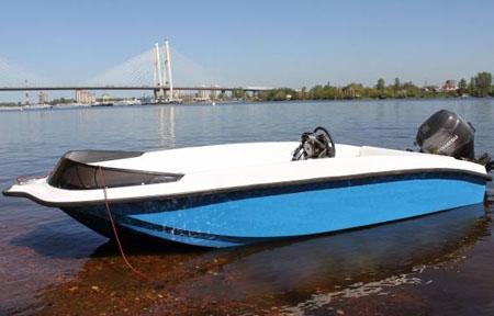 Стеклопластиковая моторная лодка «Dancer 400»