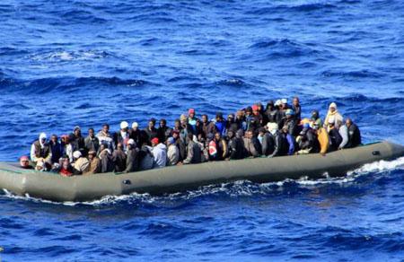 Беженцы из Северной Африки на большой надувной лодке