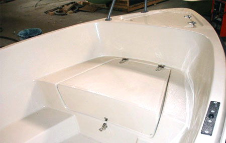 Носовое сиденье в лодке «Lokki 410»