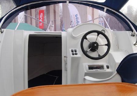 Передняя панель кокпита лодки «SAVA EGO 555»