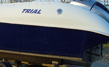 Клепаная конструкция корпуса с пластиковой надстройкой лодки «Trial Sport BR»