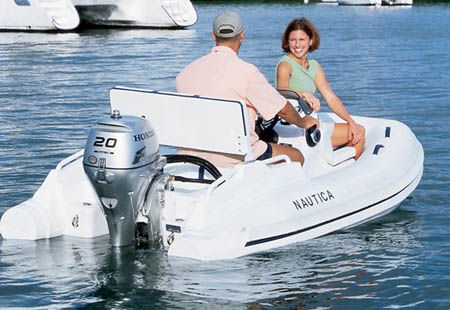 Подвесной лодочный мотор «Honda BF20» на лодке